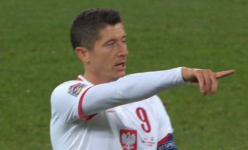 Lewandowski udziela rad Piątkowskiemu jak prawdziwy lider i kapitan [WIDEO]